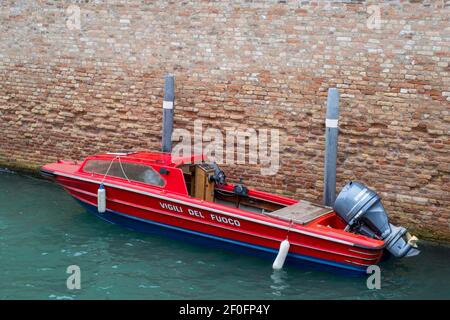 Venezia, Italia. Vigili del fuoco, barca con brigata di fuoco ormeggiata lungo un canale Foto Stock