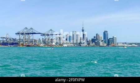 Skyline con porto di Auckland, una grande città nell'Isola del Nord della Nuova Zelanda Foto Stock