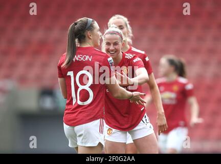 Kirsty Hanson (a sinistra) di Manchester United festeggia il primo gol della partita con il compagno di squadra Jackie Groenen durante la partita della Super League femminile di fa al Leigh Sports Village, a Leigh. Data immagine: Domenica 7 marzo 2021. Foto Stock