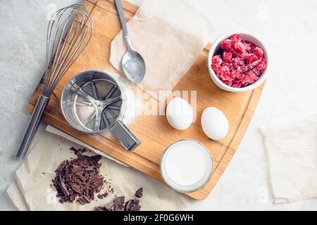 Ingredienti per la cottura dei muffin sul tavolo da cucina. Messa a fuoco selettiva. Foto Stock