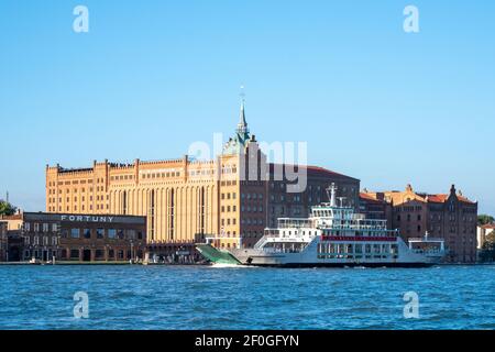 Venezia, Italia. L'edificio Fortuny sulla Giudecca con il traghetto ACTV 'lido di Venezia' Foto Stock