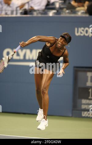 Venus Williams degli Stati Uniti in azione contro Roberta Vinci d'Italia durante il primo round dell'US Open a Flushing Meadow, New York. Foto Stock