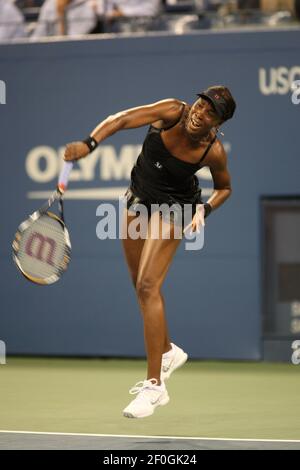 Venus Williams degli Stati Uniti in azione contro Roberta Vinci d'Italia durante il primo round dell'US Open a Flushing Meadow, New York. Foto Stock