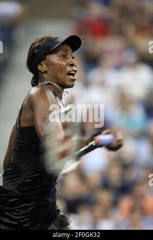 Venus Williams degli Stati Uniti in azione contro Roberta Vinci d'Italia durante il primo round dell'US Open a Flushing Meadow, New York. Foto Stock