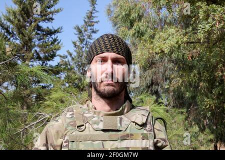 13 agosto 2010: Aleppo, Siria. Matthew VanDyke americano indossando un uniforme militare e tenendo una mitragliatrice ad Aleppo, Siria, nell'ottobre 2012. Vandyke ha girato ad Aleppo per due settimane, mentre combattimenti pesanti hanno avuto luogo in città. Durante un'intervista al giornalista Medyan Dairieh, Matthew spiegò che era andato in Siria per fare un film a sostegno dei ribelli siriani. Durante l'intervista, Matthew ha anche detto che in precedenza era entrato a far parte della rivoluzione libica e dei combattimenti nel paese per rovesciare il colonnello Gheddaf (Credit Image), ex leader libico Foto Stock