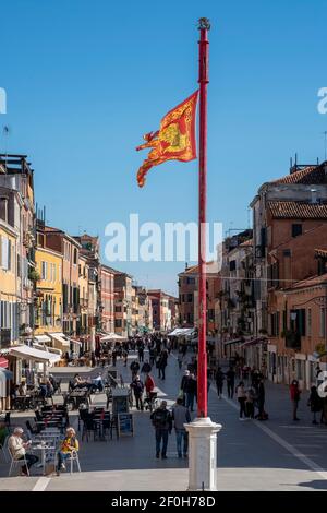 Venezia, Italia. La bandiera di Venezia alla fine della Via Garibaldi Foto Stock