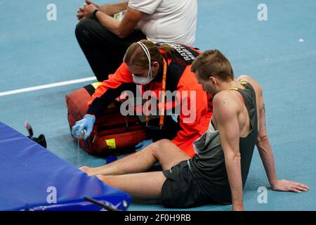 TORUN, POLONIA - 7 MARZO: Mateusz Przybylko della Germania riceve cure mediche mentre gareggia nella finale di Mens High Jump durante l'europeo Athle Foto Stock