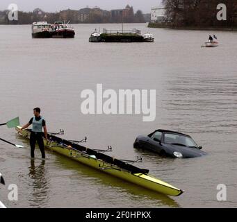 CAMBRIDGE BOAT RACE PROVA 11/11/2000 VINCITORE 'FASOLT' DOPO LA GARA CON 'FFNER' AD UN PUTNEY ALLAGATO. IMMAGINE DAVID ASHDOWN. Foto Stock