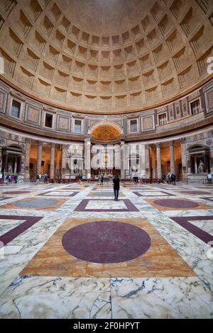Interno della chiesa del Pantheon a Roma, Italia, antico tempio romano dal 113 al 125 d.C. Foto Stock