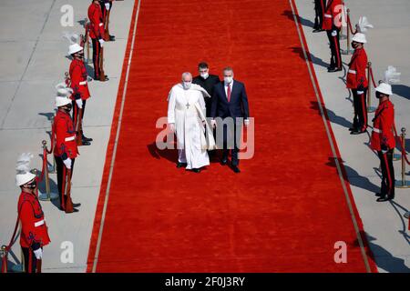 Baghdad, Iraq. 07 marzo 2021. Il primo ministro iracheno Mustafa al Kadhemi (destra) dà il benvenuto a Papa Francesco all'aeroporto internazionale di Baghdad, a Baghdad, in Iraq, il 5 marzo 2021, il primo giorno della prima visita papale in Iraq, descritto come ‘viaggio storico». Photo by Balkis Press/ABACAPRESS.COM Credit: Abaca Press/Alamy Live News Foto Stock