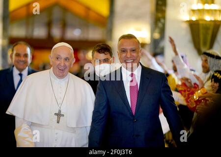 Baghdad, Iraq. 07 marzo 2021. Il primo ministro iracheno Mustafa al Kadhemi (destra) dà il benvenuto a Papa Francesco all'aeroporto internazionale di Baghdad, a Baghdad, in Iraq, il 5 marzo 2021, il primo giorno della prima visita papale in Iraq, descritto come ‘viaggio storico». Photo by Balkis Press/ABACAPRESS.COM Credit: Abaca Press/Alamy Live News Foto Stock