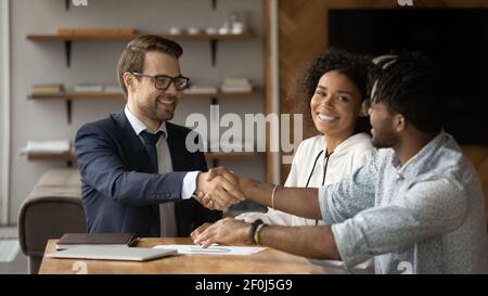 Primo piano sorridente manager e famiglia afroamericana che scuotono le mani Foto Stock