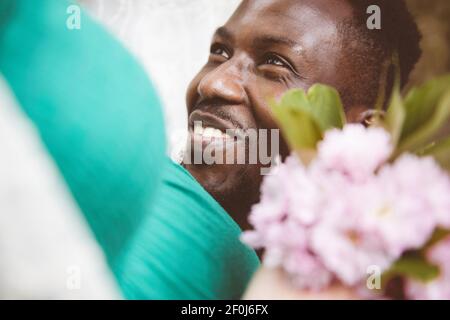 Uomo che guarda la donna incinta Foto Stock