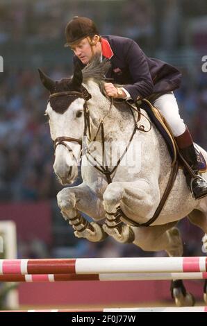 SPETTACOLO CHE SALTA A OLYMPIA. IL QUALIFICATORE DELLA COPPA DEL MONDO FEI. ROBERT SMITH SU KALUSHA VIENE OLTRE L'ULTIMA RECINZIONE DURANTE IL SALTO FUORI PER VINCERE. 18/12/2005 IMMAGINE DAVID ASHDOWNSHOW SALTO Foto Stock