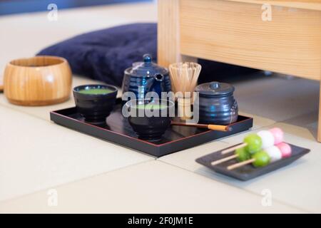 Arte del tè verde vivente giapponese la cerimonia tradizionale Ryokucha consiste di teapot, tazza da tè, spazzola da tè messo in Foto Stock
