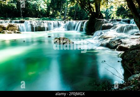 Lunga esposizione della cascata di Huay Mae Khamin nel Parco Nazionale della Diga di Srinakarin. Kanchanaburi Thailandia cascata foresta tropicale Foto Stock