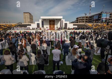 Erbil, Iraq. 07 marzo 2021. Papa Francesco conduce una messa allo stadio Frano Hariri di Erbil come parte della sua visita nella regione autonoma del Kurdistan nel nord dell'Iraq. Papa Francesco è arrivato in Iraq venerdì per la prima visita papale nel Paese del Medio Oriente, un luogo dove la comunità cristiana si è ridotta in mezzo ad anni di guerra. Credito: STR/dpa/Alamy Live News Foto Stock