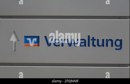 Duisburg, Germania - 1 marzo. 2021: Primo piano della scritta con il logo di Volksbank Rhein Ruhr sulla parete dell'edificio della banca Foto Stock