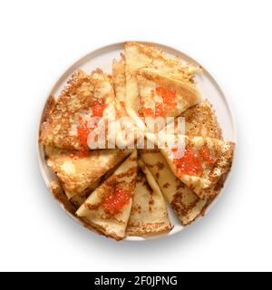 Frittelle sottili con caviale rosso in piastra isolata su bianco. Vista dall'alto. Colazione russa tradizionale per vacanze di religione Shrovetide. Foto Stock