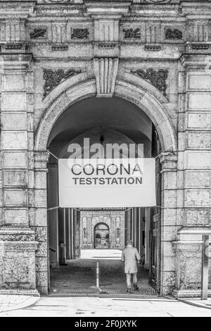 Segno che mostra la strada per un centro di vaccinazione a causa di La pandemia SARS 2 Foto Stock