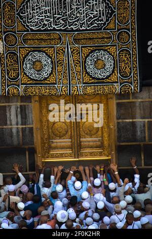 La porta del Kaaba - Multazam. Pellegrini musulmani in movimento davanti alla porta della Santa Kaaba. Foto Stock