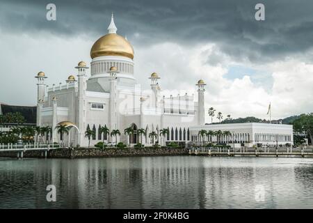 Omar Ali Saifuddin Moschea a Bandar seri Begawan - Brunei - che prende il nome dal ventottesimo sultano di Brunei - circondato Da una laguna - Darussalam Foto Stock