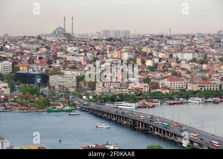 Vista panoramica della città e del molo di Eminonu a Istanbul, Turchia Foto Stock