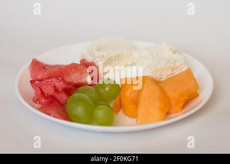 Melone affettato, cantalupe, formaggio, uva Foto Stock