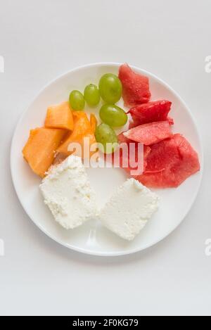 Melone affettato, cantalupe, formaggio, uva Foto Stock