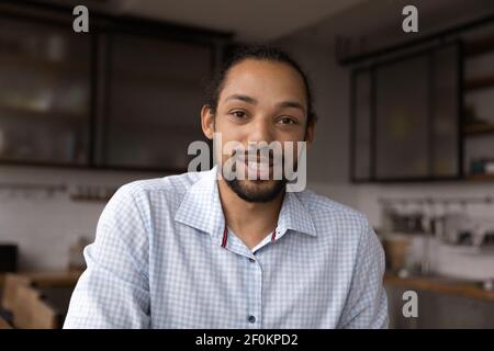 Foto ritratto di un uomo afro-americano che parla con la fotocamera Foto Stock