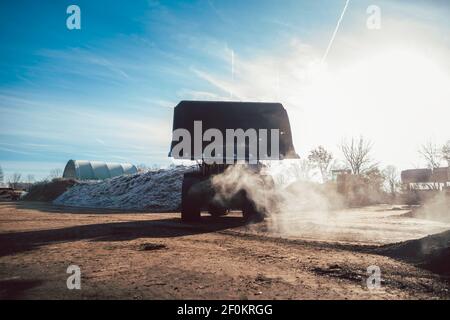 Bulldozer che mette la biomassa sul palo per ridurre in concime organico Foto Stock