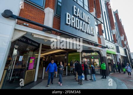 Londra, Regno Unito. 7 marzo 2021. I clienti si allineano al di fuori del nuovo negozio Amazon Fresh di 2,500 piedi quadrati a Ealing, Londra ovest, il suo primo fine settimana di apertura. È il primo negozio di alimentari "a pochi passi" nel Regno Unito e il primo fuori dagli Stati Uniti. In qualità di negozio "senza contatto", è disponibile per tutti coloro che hanno effettuato l'iscrizione ad Amazon e con l'app sul proprio smartphone. Le telecamere in-store e l'intelligenza artificiale monitorano i clienti che prelevano gli articoli che semplicemente escono e la fatturazione avviene automaticamente in un secondo momento. Credit: Stephen Chung / Alamy Live News Foto Stock