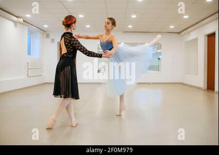 Coreografo lavora con la giovane ballerina in classe Foto Stock