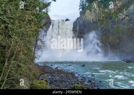 Una vista da sotto Snoqualmie Falls nello Stato di Washington. Foto Stock
