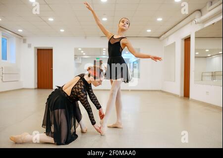 Coreografo lavora con la giovane ballerina in classe Foto Stock