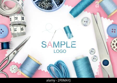 Elemento di disegno rosa e blu per la progettazione di prodotti da cucire con set di strumenti per la cucitura, forbici, metro a nastro, bottone e bobina di fili Foto Stock