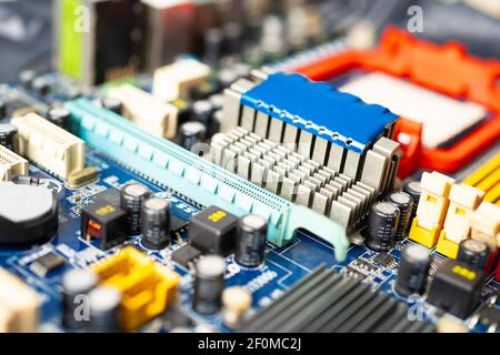 scheda madre micro circuit tecnologia elettronica per computer: hardware, telefono cellulare, aggiornamento, concetto di pulizia. Foto Stock