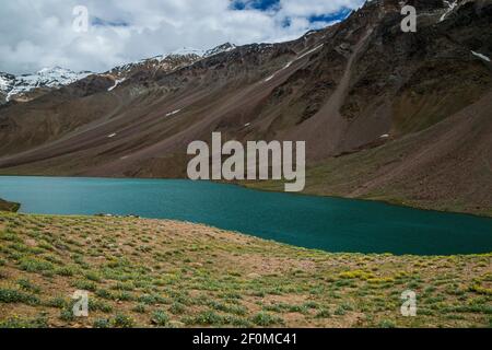 Lago Chandratal in una giornata nuvolosa Foto Stock