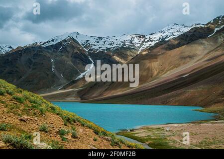 Lago Chandratal in una giornata nuvolosa Foto Stock