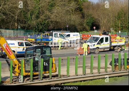 Langley, Berkshire, Regno Unito. 7 marzo 2021. L'autostrada M4 è stata chiusa di nuovo in entrambe le direzioni questo fine settimana tra gli svincoli 5 (Langley) e 6 (Slough). Anche la strada di scorrimento per la M4 a Langley era in fase di ristrutturazione. La M4 è in fase di aggiornamento a una Smart Motorway e la spalla dura è in fase di conversione in una corsia di traffico. Negli ultimi cinque anni sono state uccise trentotto persone sulle autostrade intelligenti nel Regno Unito. Quattro incoronatori hanno scritto relazioni sulle loro preoccupazioni per la paura di future morti su Smart Highway e una risposta da parte di Highways Inghilterra è attesa. Credito: Maureen McLean/Alamy Foto Stock