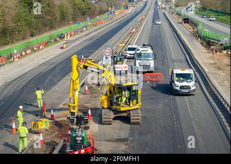 Langley, Berkshire, Regno Unito. 7 marzo 2021. L'autostrada M4 è stata chiusa di nuovo in entrambe le direzioni questo fine settimana tra gli svincoli 5 (Langley) e 6 (Slough). Anche la strada di scorrimento per la M4 a Langley era in fase di ristrutturazione. La M4 è in fase di aggiornamento a una Smart Motorway e la spalla dura è in fase di conversione in una corsia di traffico. Negli ultimi cinque anni sono state uccise trentotto persone sulle autostrade intelligenti nel Regno Unito. Quattro incoronatori hanno scritto relazioni sulle loro preoccupazioni per la paura di future morti su Smart Highway e una risposta da parte di Highways Inghilterra è attesa. Credito: Maureen McLean/Alamy Foto Stock