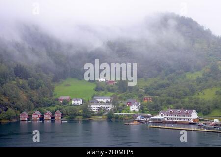 La nebbia mattutina copre il villaggio di FlŒm situato nella Norvegia sudoccidentale, in una zona conosciuta per i suoi fiordi. Ha una popolazione di appena 350 persone e ha circa 450,000 visitatori all'anno, molti da navi da crociera. Il credito fotografico dovrebbe essere: Katie Collins/EMPICS/Alamy Foto Stock