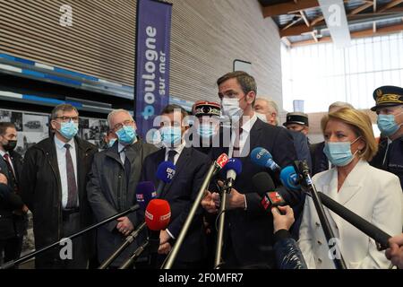 Il sig. Gérald DARMANIN, ministro dell'interno, il sig. Olivier VERAN, ministro della solidarietà e della sanità, e la sig.ra Brigitte BOURGUIGNON, ministro delegato incaricato dell'autonomia, presso il centro di vaccinazione comunale di Boulogne-sur-Mer, Francia, il 7 marzo 2021. Foto di Sylvain Lefevre / ABACAPRESS.COM Foto Stock