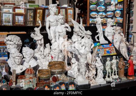 Vista su un bancone di un negozio di souvenir di strada con souvenir turistici tradizionali e regali da Firenze, Toscana, Italia Foto Stock