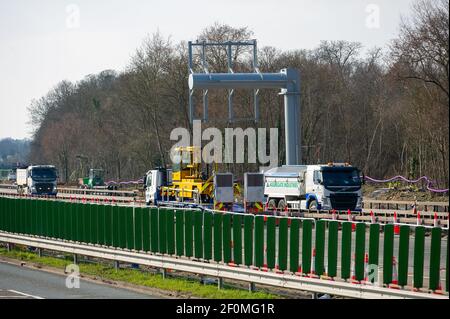 Langley, Berkshire, Regno Unito. 7 marzo 2021. L'autostrada M4 è stata chiusa di nuovo in entrambe le direzioni questo fine settimana tra gli svincoli 5 (Langley) e 6 (Slough). Anche la strada di scorrimento per la M4 a Langley era in fase di ristrutturazione. La M4 è in fase di aggiornamento a una Smart Motorway e la spalla dura è in fase di conversione in una corsia di traffico. Negli ultimi cinque anni sono state uccise trentotto persone sulle autostrade intelligenti nel Regno Unito. Quattro incoronatori hanno scritto relazioni sulle loro preoccupazioni per la paura di future morti su Smart Highway e una risposta da parte di Highways Inghilterra è attesa. Credito: Maureen McLean/Alamy Foto Stock