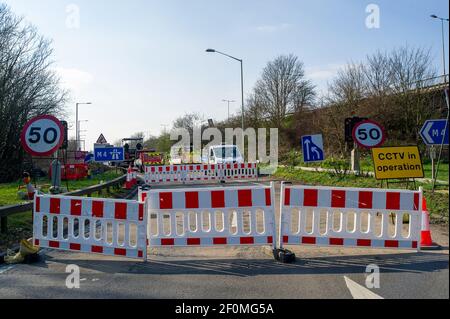 Langley, Berkshire, Regno Unito. 7 marzo 2021. L'autostrada M4 è stata chiusa di nuovo in entrambe le direzioni questo fine settimana tra gli svincoli 5 (Langley) e 6 (Slough). Anche la strada di scorrimento per la M4 a Langley era in fase di ristrutturazione. La M4 è in fase di aggiornamento a una Smart Motorway e la spalla dura è in fase di conversione in una corsia di traffico. Negli ultimi cinque anni sono state uccise trentotto persone sulle autostrade intelligenti nel Regno Unito. Quattro incoronatori hanno scritto relazioni sulle loro preoccupazioni per la paura di future morti su Smart Highway e una risposta da parte di Highways Inghilterra è attesa. Credito: Maureen McLean/Alamy Foto Stock