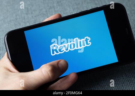 Logo dell'app Revolut sullo schermo dell'iPhone. Revolut Ltd è una società britannica di tecnologia finanziaria con sede a Londra, Regno Unito, che offre servizi bancari. Foto Stock