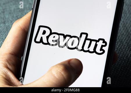 Logo dell'app Revolut sullo schermo dell'iPhone. Revolut Ltd è una società britannica di tecnologia finanziaria con sede a Londra, Regno Unito, che offre servizi bancari. Foto Stock