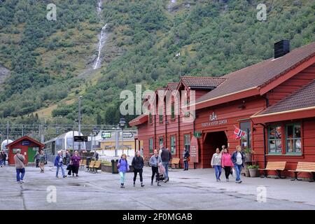 Il villaggio di FlŒm situato nella Norvegia sudoccidentale, in una zona conosciuta per i suoi fiordi. Ha una popolazione di appena 350 persone e ha circa 450,000 visitatori all'anno, molti da navi da crociera. Il credito fotografico dovrebbe essere: Katie Collins/EMPICS/Alamy Foto Stock