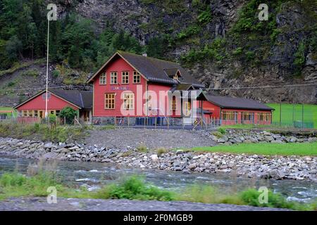 La scuola del villaggio di FlŒm situata nella Norvegia sudoccidentale, in una zona conosciuta per i suoi fiordi. Il villaggio ha una popolazione di appena 350 persone e ha circa 450,000 visitatori all'anno, molti da navi da crociera. Il credito fotografico dovrebbe essere: Katie Collins/EMPICS/Alamy Foto Stock